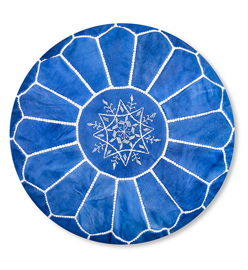 Pouf en cuir marocain bleu avec broderie blanc – Artisanat de luxe